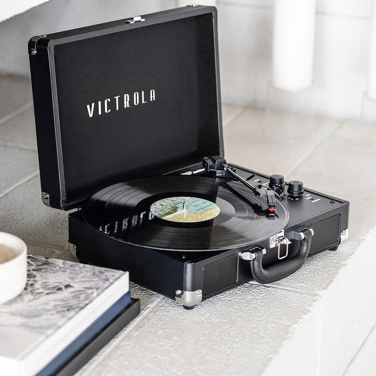 Gira-Discos Portátil Victrola Journey Preto para Ouvir Vinil em Casa ou em Viagem-12