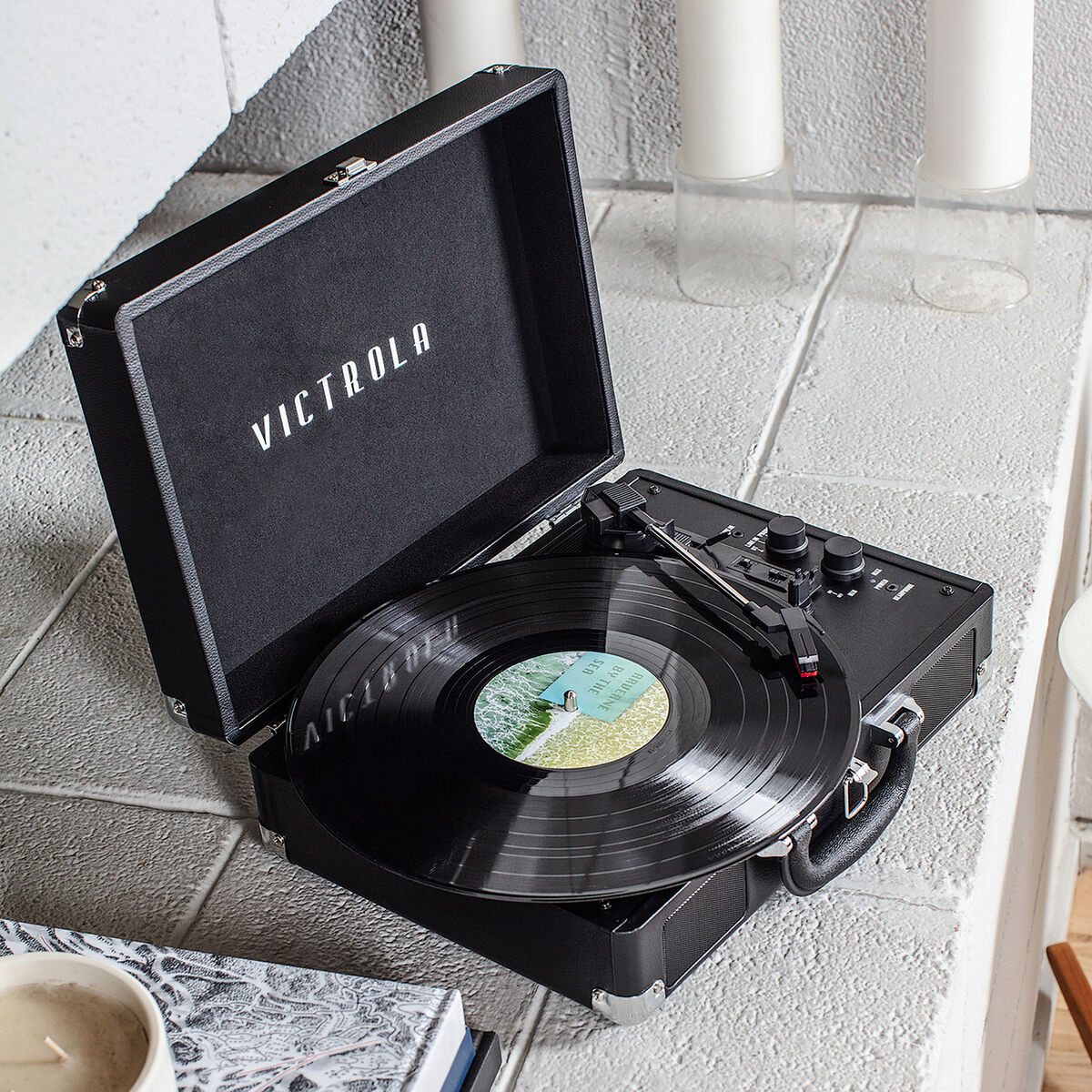 Gira-Discos Portátil Victrola Journey Preto para Ouvir Vinil em Casa ou em Viagem-1